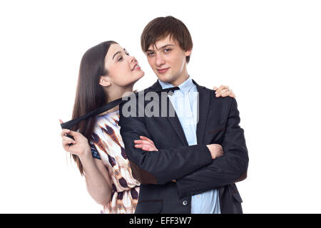 junges Paar isoliert auf weißem Hintergrund zu umarmen Stockfoto