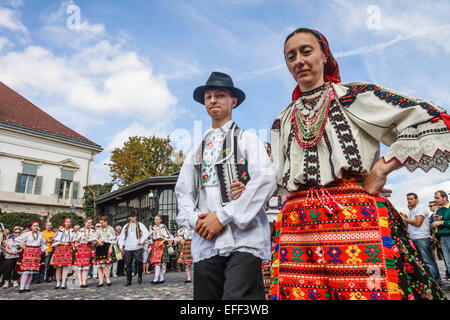 Tänzerinnen in traditionellen Kostümen beim International Wine Festival in Castle Hill, Budapest, Ungarn Stockfoto