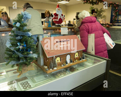 Ein Kasten für Santa Claus Mail sitzt auf einer Vitrine in einer kleinen Stadt Postamt in North Adams, Massachusetts Stockfoto