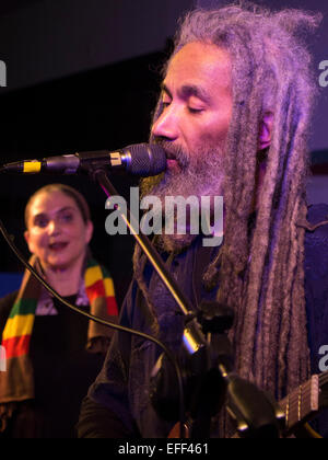 Afrikanische amerikanische Reggae-Musiker singt mit seiner kaukasischen Frau in ihrer Familie Band ReBelle, Northampton, MA, New Years Eve 2015 Stockfoto