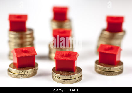 Roten Monopol Häuser auf Pfählen der Pfund-Münzen. Stockfoto