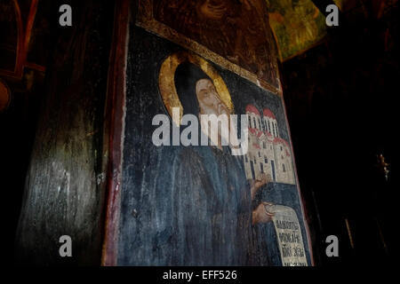 Fresko des Mönchs Barlaam oder Varlaam, das Gott Modell einer Kirche anbietet, schmückt das Innere der Kapelle Katholikon im Inneren des griechisch-orthodoxen Klosters Heiliges Varlaam, das 1541 auf natürlichen Sandsteinfelssäulen errichtet wurde, In Meteora am nordwestlichen Rand der Ebene von Thessalien in der Nähe des Flusses Pineios und des Pindus-Gebirges, in Zentralgriechenland Stockfoto
