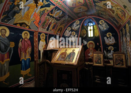 Die reich verzierten Wände im kleinen „parekklesion of the three“, die Kapelle, die den drei großen Bischöfen St. Basilius dem Großen, St. Gregor dem Theologen, Und der heilige Johannes Chrysostomus im griechisch-orthodoxen Kloster Heiliger Varlaam, der 1541 auf natürlichen Sandsteinfelssäulen in Meteora am nordwestlichen Rand der Ebene von Thessalien in der Nähe des Flusses Pineios und des Pindus-Gebirges in Zentralgriechenland errichtet wurde Stockfoto