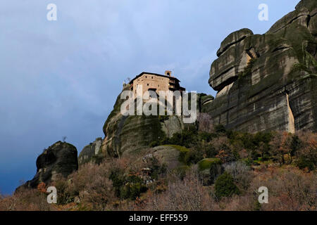 Das griechisch-orthodoxe Kloster Heiligen Kloster St. Nikolaus Anapausas, gebaut im 16. Jahrhundert auf natürliche Sandstein Felssäulen in Meteora am nordwestlichen Rand der Ebene von Thessalien in der Nähe von Pindos-Gebirge in Zentral Griechenland Stockfoto