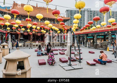 Kowloon, Hong Kong, China - 30. Mai 2014: Menschen, die beten am Sik Sik Yuen Wong Tai Sin Temple Stockfoto