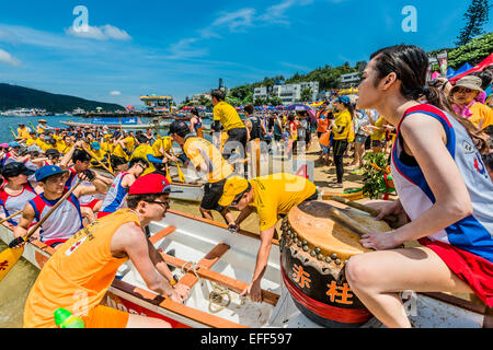 Hong Kong, China - 2. Juni 2014: Menschen Rennen Dragon Boote Festival Rennen in Stanley beach Stockfoto