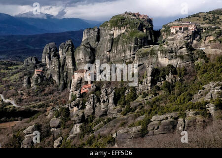 Griechisch-orthodoxe Klöster auf natürliche Felsen Sandsteinsäulen in Meteora am nordwestlichen Rand der Ebene von Thessalien in Zentralgriechenland Stockfoto