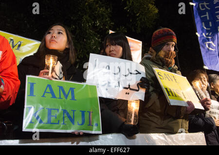 Tokio, Japan. 30. Januar 2015. Personen ein Plakat japanische Geisel Kenji Goto zu unterstützen, die auf Freitag, 30. Januar 2015 von den islamischen Staat Gruppe vor Amtssitz des Premierministers in Tokio entführt worden ist. © AFLO/Alamy Live-Nachrichten Stockfoto