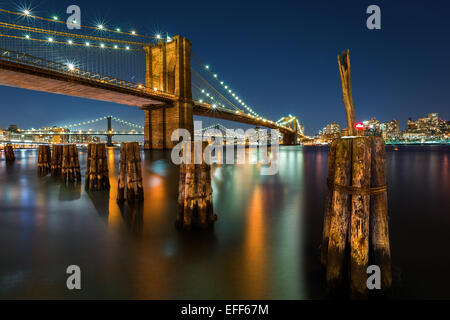 Brooklyn Bridge bei Nacht beleuchtet, von der Manhattan-Seite aus gesehen. Stockfoto