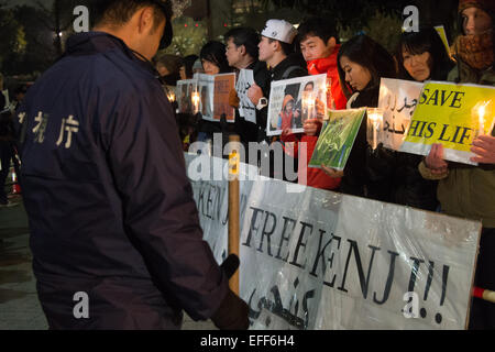 Tokio, Japan. 30. Januar 2015. Personen ein Plakat japanische Geisel Kenji Goto zu unterstützen, die auf Freitag, 30. Januar 2015 von den islamischen Staat Gruppe vor Amtssitz des Premierministers in Tokio entführt worden ist. © AFLO/Alamy Live-Nachrichten Stockfoto