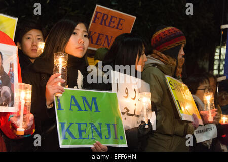 Tokio, Japan. 30. Januar 2015. Personen ein Plakat japanische Geisel Kenji Goto zu unterstützen, die auf Freitag, 30. Januar 2015 von den islamischen Staat Gruppe vor Amtssitz des Premierministers in Tokio entführt worden ist. © AFLO/Alamy Live-Nachrichten Stockfoto