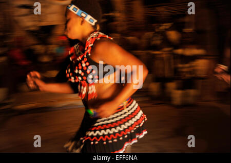 Menschen, Erwachsene Frau, Kultur, Ethnie, KwaZulu-Natal, Südafrika, Motion Blur, Zulu-Tänzerin, traditioneller Tanz, Shakaland Themendorf, Aktion Stockfoto