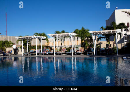 Havanna, Kuba. 28. Januar 2015. Touristen liegen am Pool des Parque Central in Havanna, Kuba, 28. Januar 2015. Foto: Lisette Poole/Dpa/Alamy Live News Stockfoto