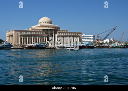 Justiz-Abteilung und Boote am Creek Sharjah, Sharjah, Vereinigte Arabische Emirate Stockfoto