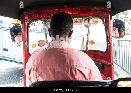 Rikscha, Tuk Tuk Fahrer im Zentrum von Kandy, in der Nähe von Bus Station, Sri Lanka, Asien. Stockfoto