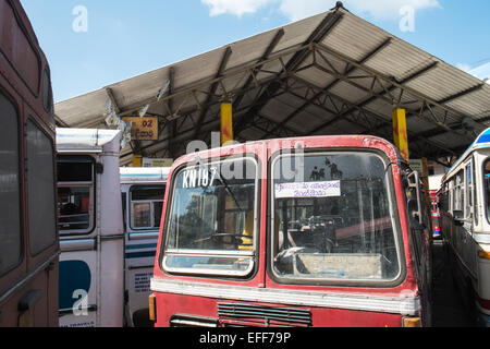 Busbahnhof Kandy. Lagerschuppen, sehr manisch Ort transportieren Drehscheibe für Fernbusse. Sri Lanka. Chaos, Chaos, alte, Stockfoto