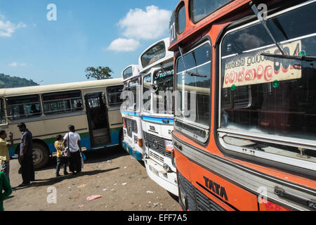 Busbahnhof Kandy. Lagerschuppen, sehr manisch Ort transportieren Drehscheibe für Fernbusse. Sri Lanka. Chaos, Chaos, alte, Stockfoto