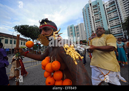 Singapur. 3. Februar 2015. Singapurs Hindus teilnehmen an Thaipusam Aktivitäten in Singapur Little India, 3. Februar 2015. Singapurs Hindus am Dienstag feiern Thaipusam, der größten jährlichen religiöses Fest von der Hindu-Gemeinschaft gefeiert. Bildnachweis: Dann Chih Wey/Xinhua/Alamy Live News Stockfoto