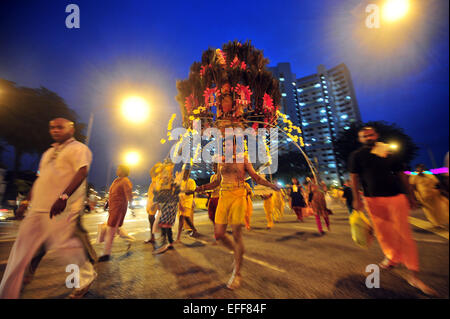 Singapur. 3. Februar 2015. Singapurs Hindus teilnehmen an Thaipusam Aktivitäten in Singapur Little India, 3. Februar 2015. Singapurs Hindus am Dienstag feiern Thaipusam, der größten jährlichen religiöses Fest von der Hindu-Gemeinschaft gefeiert. Bildnachweis: Dann Chih Wey/Xinhua/Alamy Live News Stockfoto