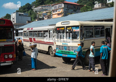 Busbahnhof Kandy. Lagerschuppen, sehr manisch Ort transportieren Drehscheibe für Fernbusse. Sri Lanka. Chaos, Chaos, alte, Stockfoto