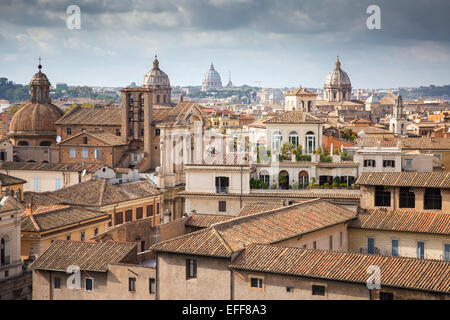 Blick über die Dächer von Rom und die Kuppel von St. Peter im Vatikan. Stockfoto