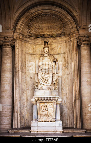 Italien Rom Lazio kolossalen Statue sitzend Rom Cesi Roma in Nische Innenhof Palazzo dei Conservatori im Kapitolinischen Museum Stockfoto