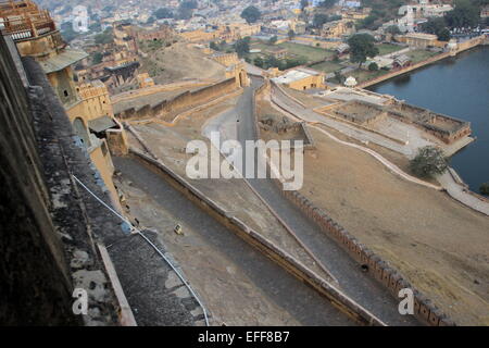 Vogelperspektive auf See und kurvenreiche Straße zu Amer Palast (Amber Fort), Jaipur, Rajasthan, Indien, Asien Stockfoto