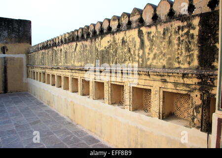 Abschnitt der Kastellmauer angesehen von Terrasse an Amer Palast (Amber Fort), Jaipur, Rajasthan, Indien, Asien Stockfoto