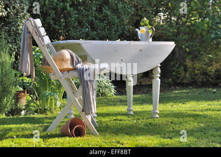 Gartenmöbel aus Holz auf der Wiese einen Garten auf dem Lande Stockfoto