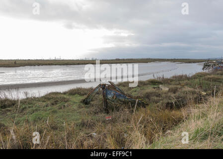 Benfleet bei Ebbe mit einem zerstörten Boot im Vordergrund, aufgenommen auf einer trostlosen, kalt, Wintertag Stockfoto