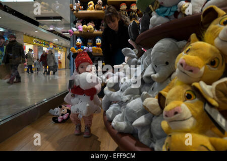 Disney Store Blackpool mädchen himmel Löwe Elefant. Credit: LEE RAMSDEN/ALAMY Stockfoto