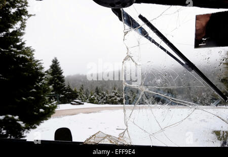 Ansicht von Bäumen bedeckt mit Schnee durch eine gebrochene Frontschild Autofenster in Tymfristos einen Berg im östlichen Teil des Evrytania und den westlichen Teil der Phthiotis, Griechenland. Der Berg ist ein Teil des Pindos-Gebirges Stockfoto
