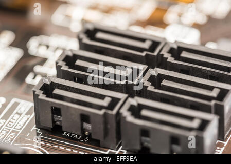 Serial-ATA-Anschlüsse am Computer Motherboard hautnah Stockfoto