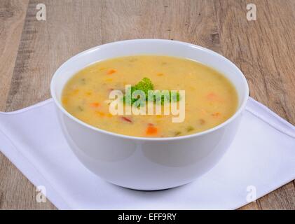 Chowder Fischsuppe mit geräuchertem Schellfisch, Kabeljau, Lachs und Gemüse. Stockfoto