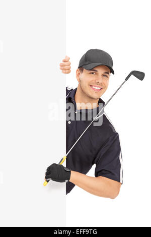 Männlichen Golfer posiert hinter eine Blindplatte isoliert auf weißem Hintergrund Stockfoto