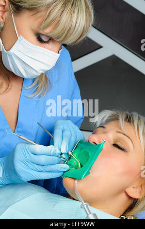 Zahnarzt mit Patienten, Reinigung und Heilung Stockfoto