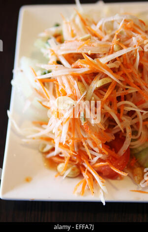 Grüne Papaya Salat Som Tum - Thai-Küche Stockfoto