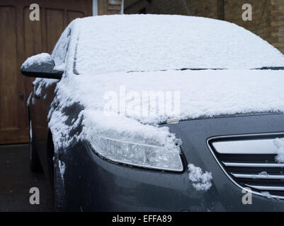 Auto im Schnee Stockfoto