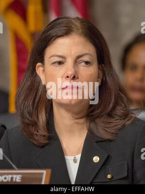 Vereinigte Staaten Senator Kelly Ayotte (Republican of New Hampshire) hört Aussage vor dem United States Senate Committee on Armed Services über "Globale Herausforderungen und der US National Security Strategy" in Washington, D.C. Donnerstag, 29. Januar 2015. Bildnachweis: Ron Sachs / CNP-/dpa - NO-Draht-Dienst - Stockfoto