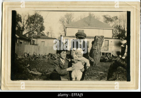 12. Dezember 2014 - Kanada - ca. 1930er Jahre: Reproduktion eines antiken Fotos zeigt drei jungen posiert im Garten eines Privathauses. Einer von ihnen ist ein Baby, die älteren Jungen gekleidet in Jacken und Caps. (Kredit-Bild: © Igor Golovniov/ZUMA Wire/ZUMAPRESS.com) Stockfoto