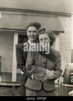 12. Dezember 2014 - Kanada - ca. 1950er Jahre: Reproduktion eines antiken Fotos zeigt zwei Frauen in Business-Anzügen posing gegen Privathaus in der Nähe ein Auto (Credit-Bild: © Igor Golovniov/ZUMA Wire/ZUMAPRESS.com) Stockfoto