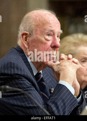 Dr. George P. Shultz, Thomas W. und Susan B. Ford Distinguished Fellow Hoover Institution, Stanford University und ehemaliger United States Secretary Of State (unter Präsident Ronald Reagan) gibt Zeugnis vor dem United States Senate Committee auf Armed Services über "Globale Herausforderungen und der US National Security Strategy" in Washington, D.C. Donnerstag, 29. Januar 2015. Bildnachweis: Ron Sachs / CNP-/dpa - NO-Draht-Dienst - Stockfoto