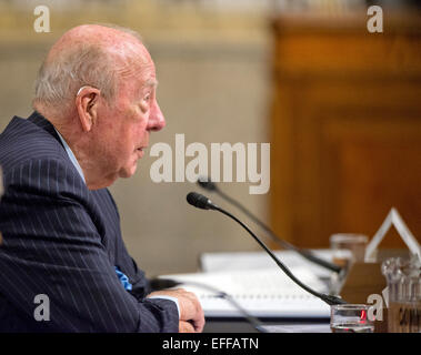 Dr. George P. Shultz, Thomas W. und Susan B. Ford Distinguished Fellow Hoover Institution, Stanford University und ehemaliger United States Secretary Of State (unter Präsident Ronald Reagan) gibt Zeugnis vor dem United States Senate Committee auf Armed Services über "Globale Herausforderungen und der US National Security Strategy" in Washington, D.C. Donnerstag, 29. Januar 2015. Bildnachweis: Ron Sachs / CNP-/dpa - NO-Draht-Dienst - Stockfoto