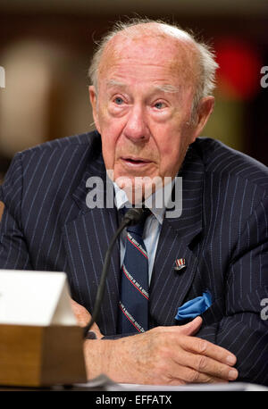 Dr. George P. Shultz, Thomas W. und Susan B. Ford Distinguished Fellow Hoover Institution, Stanford University und ehemaliger United States Secretary Of State (unter Präsident Ronald Reagan) gibt Zeugnis vor dem United States Senate Committee auf Armed Services über "Globale Herausforderungen und der US National Security Strategy" in Washington, D.C. Donnerstag, 29. Januar 2015. Bildnachweis: Ron Sachs / CNP-/dpa - NO-Draht-Dienst - Stockfoto