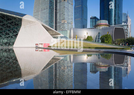 Guangzhou Opera House und Wolkenkratzer in Zhujiang New Town, Tianhe, Guangzhou, Guangdong, China Stockfoto