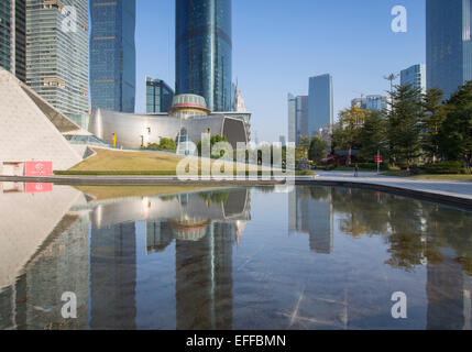 Guangzhou Opera House und Wolkenkratzer in Zhujiang New Town, Tianhe, Guangzhou, Guangdong, China Stockfoto