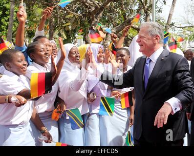 Dar Es Salaam, Tansania. 3. Februar 2015. Deutschen Bundespräsidenten Joachim Gauck wird von der Öffentlichkeit in Dar Es Salaam, Tansania, 3. Februar 2015 begrüßt. Das deutsche Staatsoberhaupt ist auf eine fünftägige Reise in Tansania. Bildnachweis: Dpa picture Alliance/Alamy Live News Stockfoto