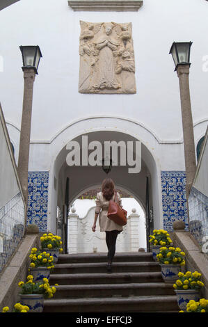 Frau zu Fuß Schritte in Leal Senado, Macau, China Stockfoto