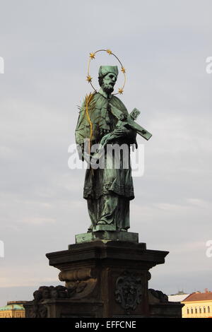 Statue des Heiligen Johannes von Nepomuk in Karlsbrücke, Prag Stockfoto