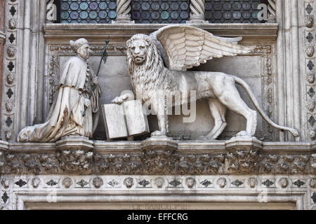 Der geflügelte Löwe und der Doge Francesco Foscari auf den Dogenpalast in Venedig, Italien Stockfoto